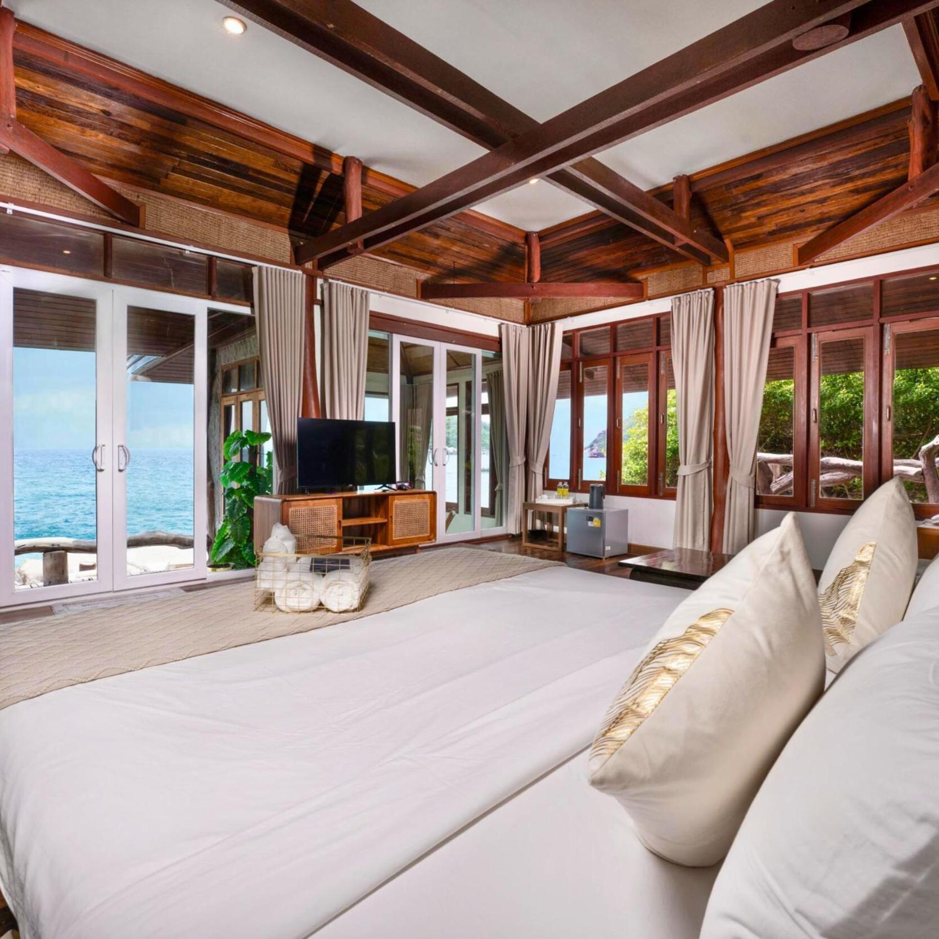 Suite, Sea Front