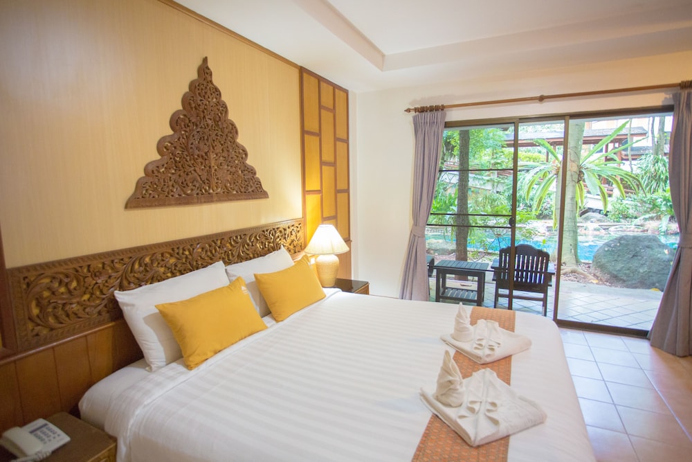 ROOM, KING BED, POOL VIEW