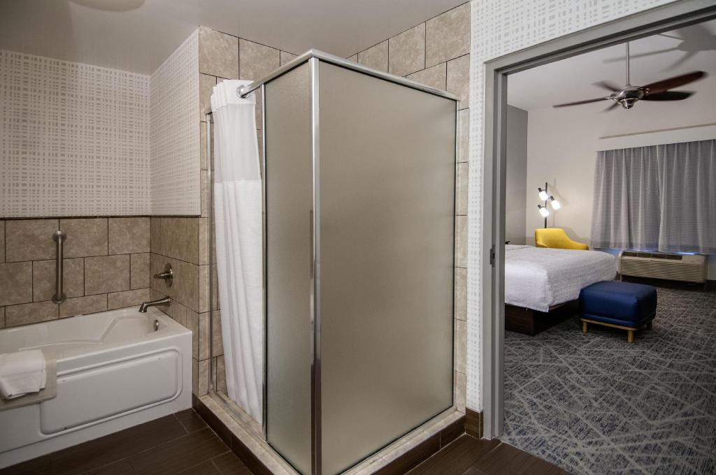 جناح بسرير كينج بغرفة نوم واحدة مع أريكة، Hampton Inn West Monroe 6/8