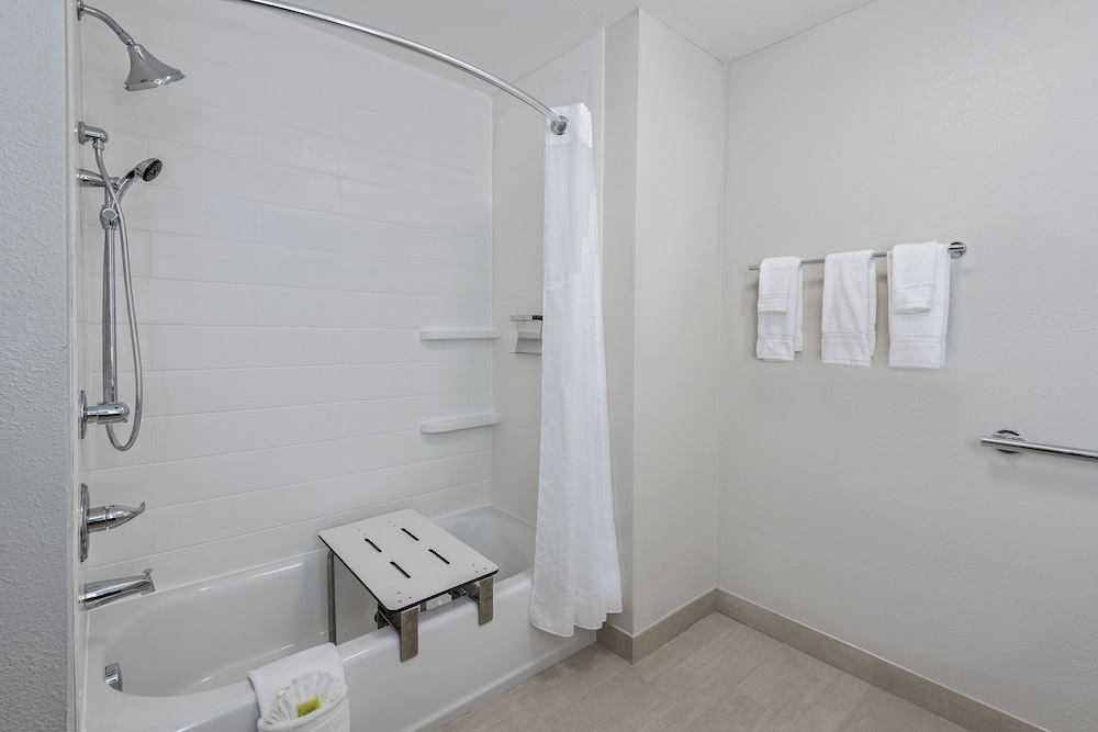 Holiday Inn Express & Suites Sugar Land SE - Missouri City 65/65