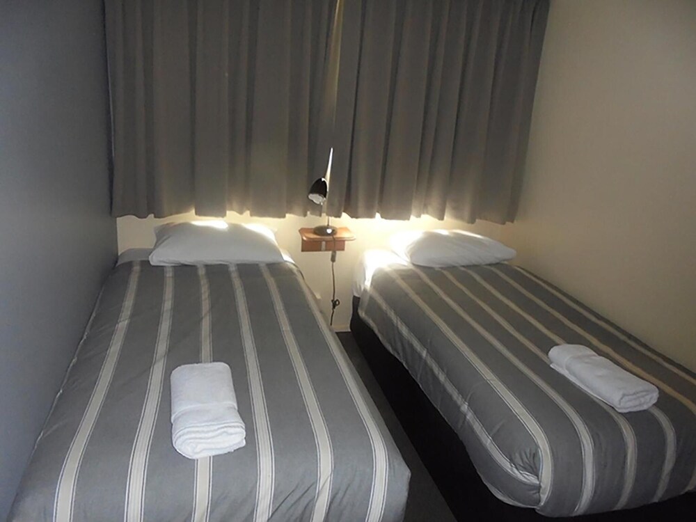 RIVERBANK PARK MOTEL 29/63