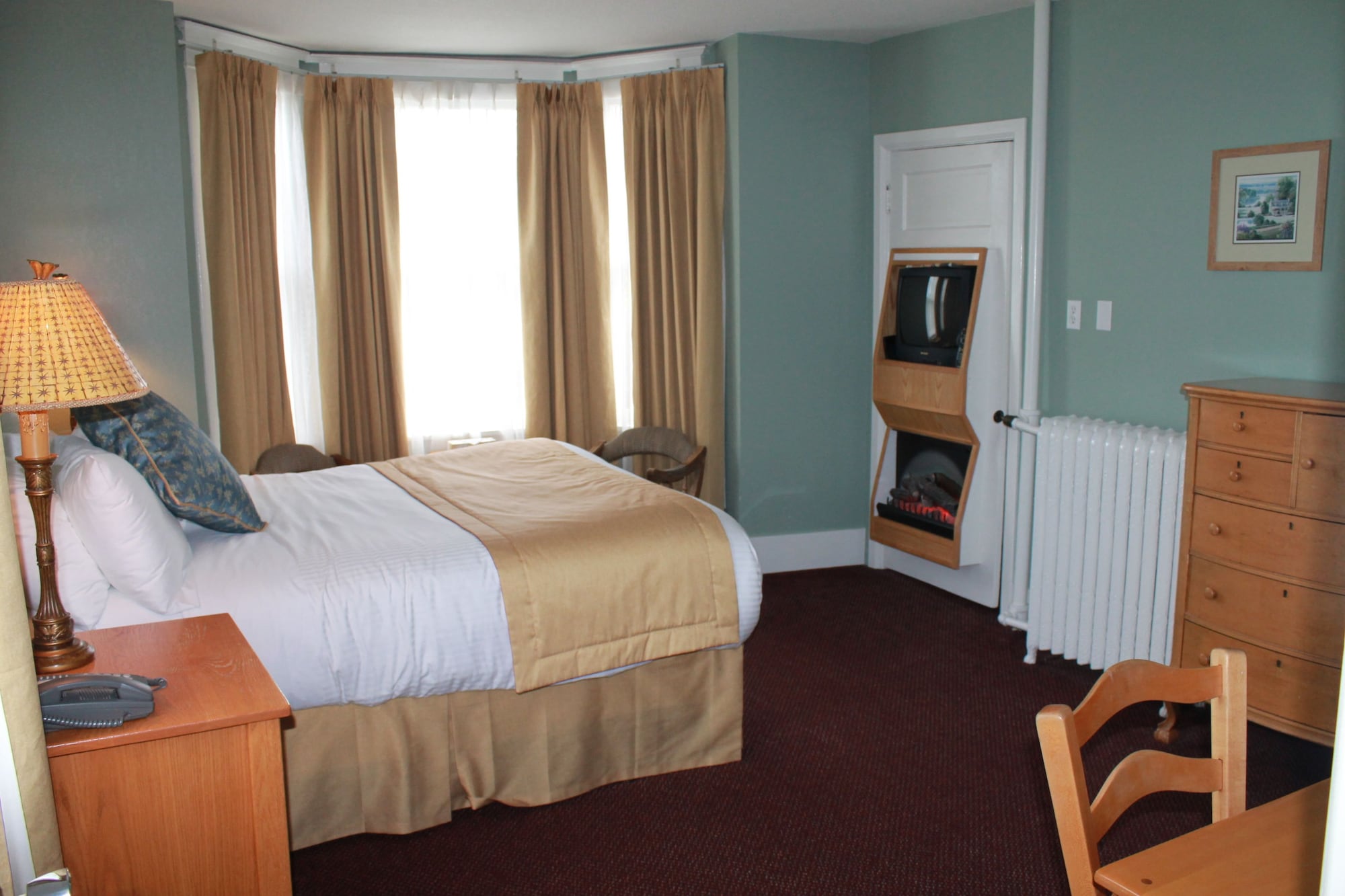 غرفة كلاسيكية بسرير كوين، James Bay Inn Hotel Suites Cottage 4/7