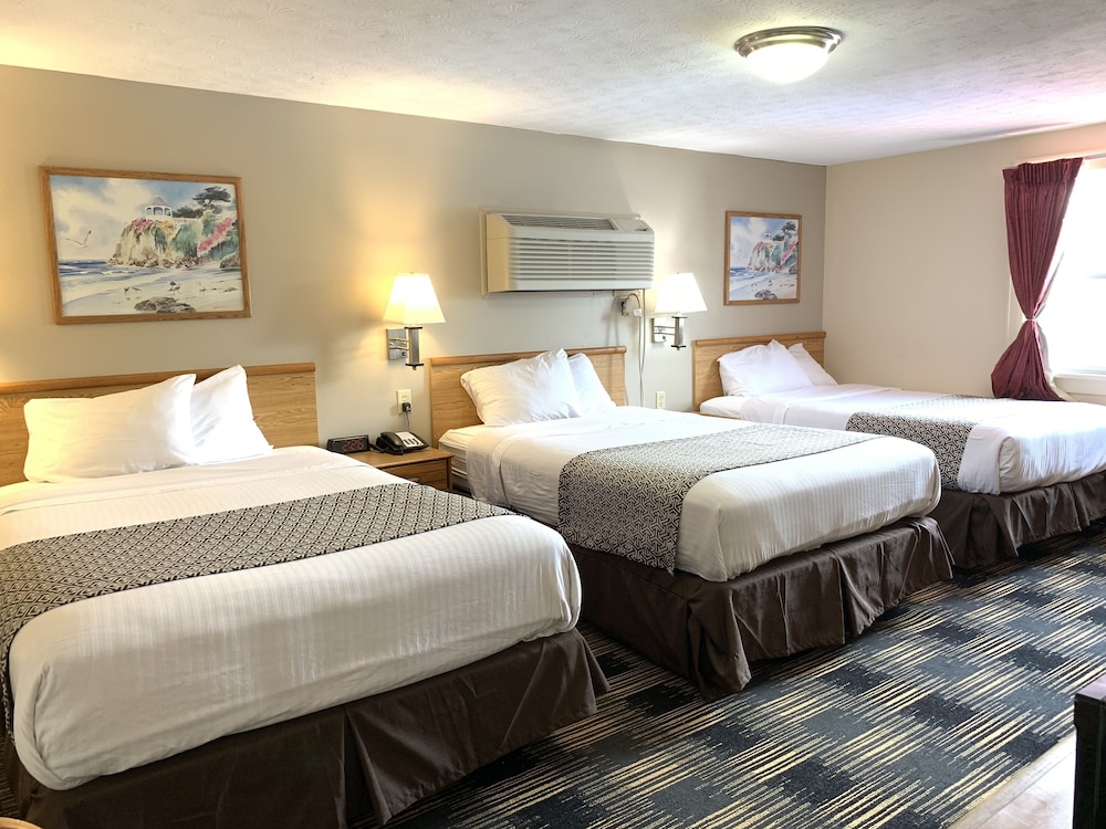 STANDARD, TRIPLE, 3 DOUBLE BEDS