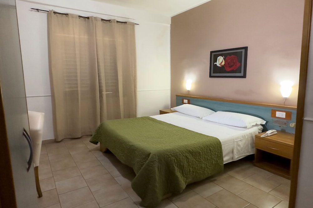 ROOM, DOUBLE BED