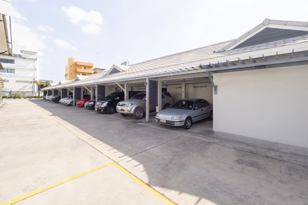 OYO 75382 Chonburi Hotel 33/42