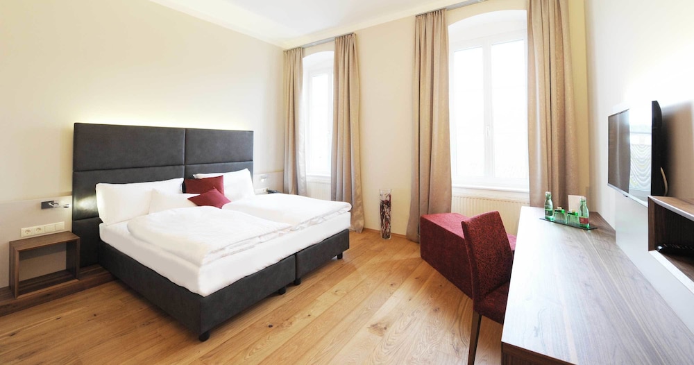eee hotel Perg 7/43