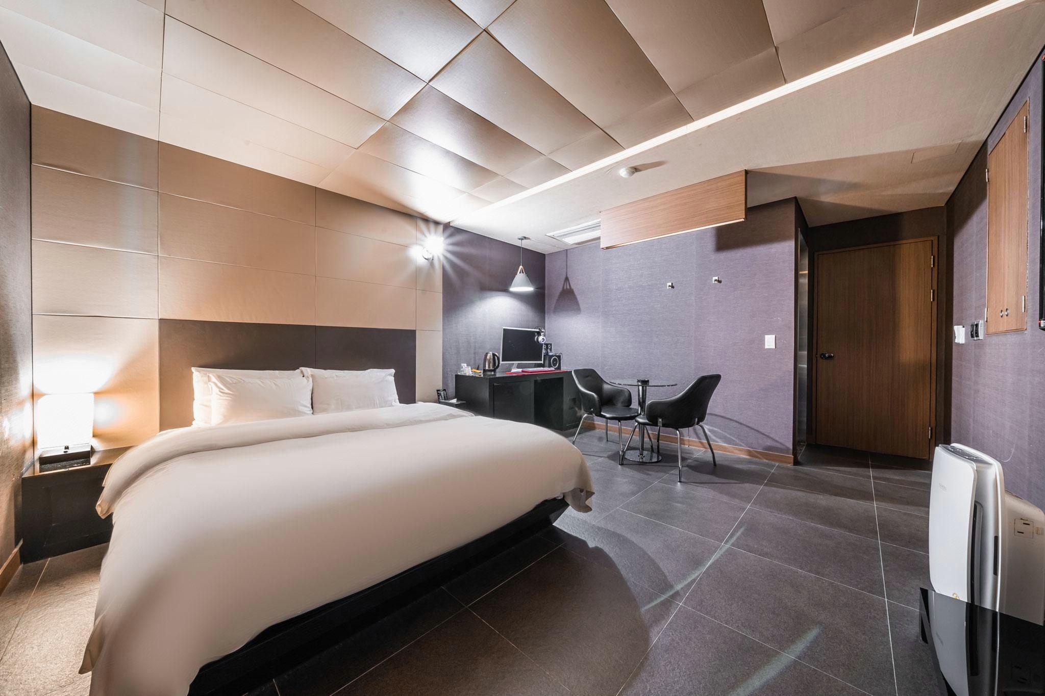 Valentine Hotel 23/34