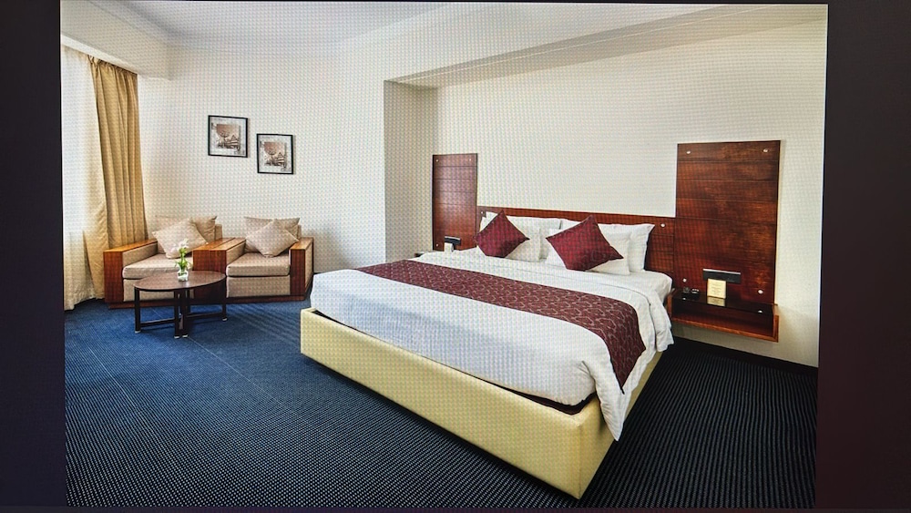 DELUXE, KING BED