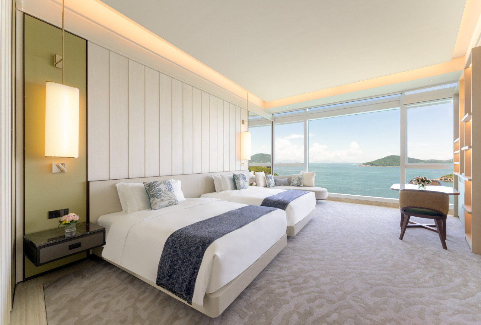 Grand Deluxe Oceanfront Queen