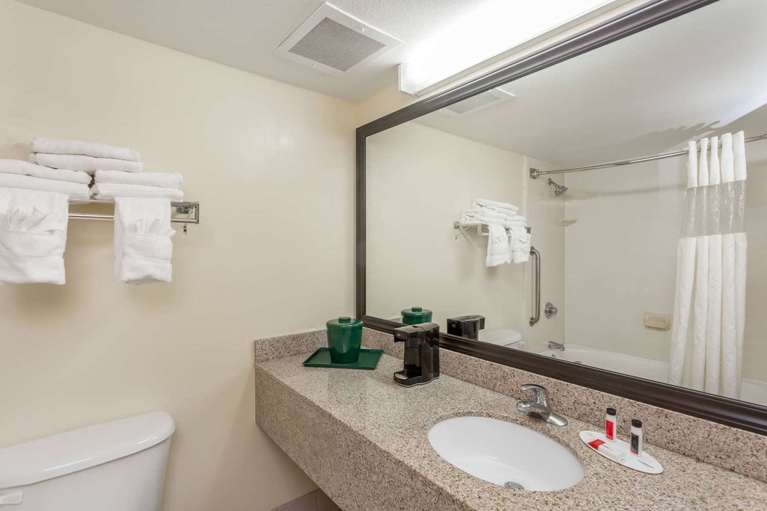 Baymont by Wyndham Fort Myers Airport 40/41