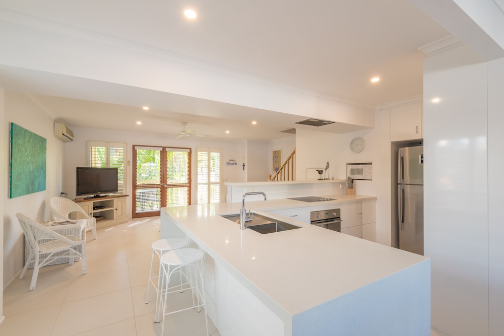 NOOSA OUTRIGGER BEACH RESORT 30/73