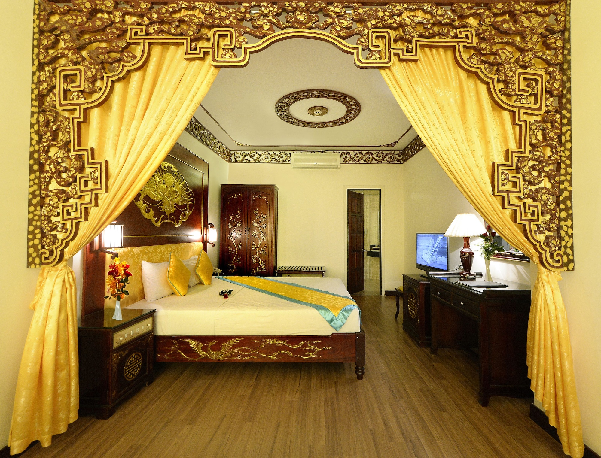 ROYAL, SUITE