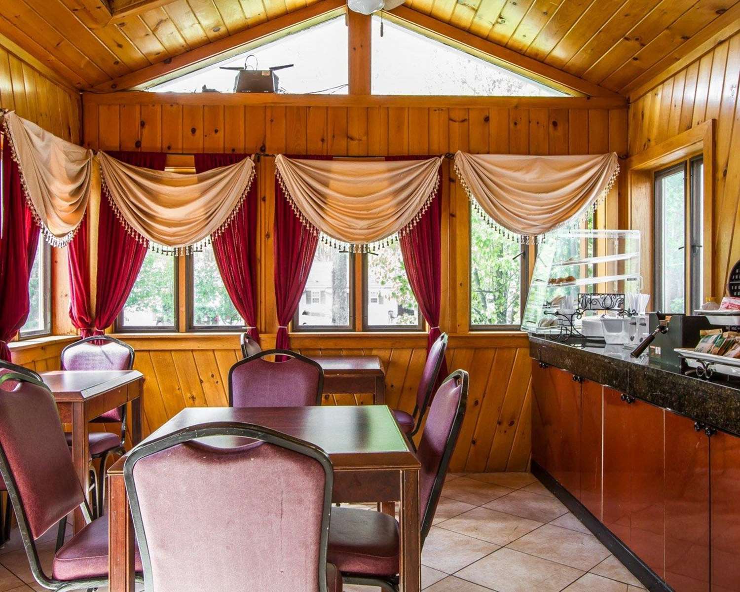 Rodeway Inn & Suites Brunswick Near Hwy 1 26/36