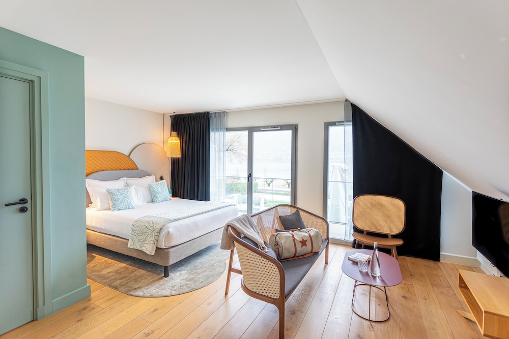 JUNIOR SUITE, TRUNDLE BED, QUEEN BED, LAKE VIEW