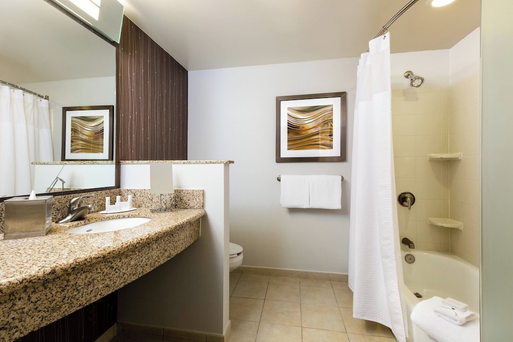 غرفة تنفيذية بسريرين كوين، Courtyard By Marriott Houston By the Galleria 3/3