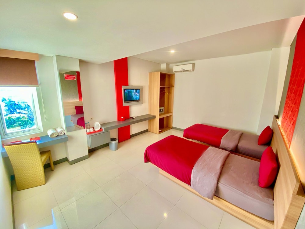 TICKLE HOTEL 16/20