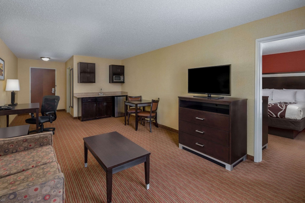 La Quinta Inn Suites Warner Robins 44/62