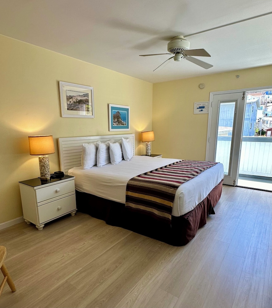 Standard, Queen Bed
