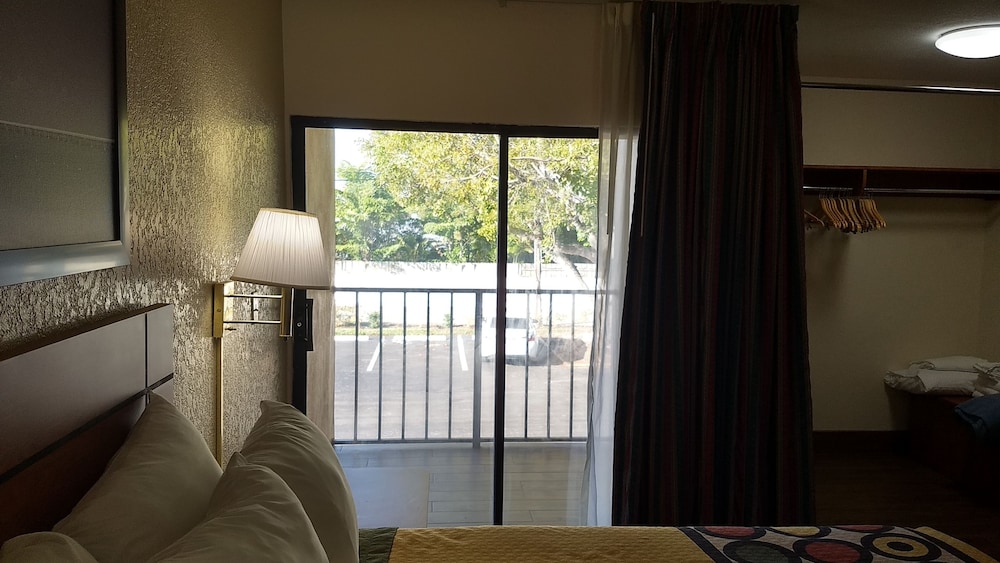 Super 8 By Wyndham North Palm Beach 30/58