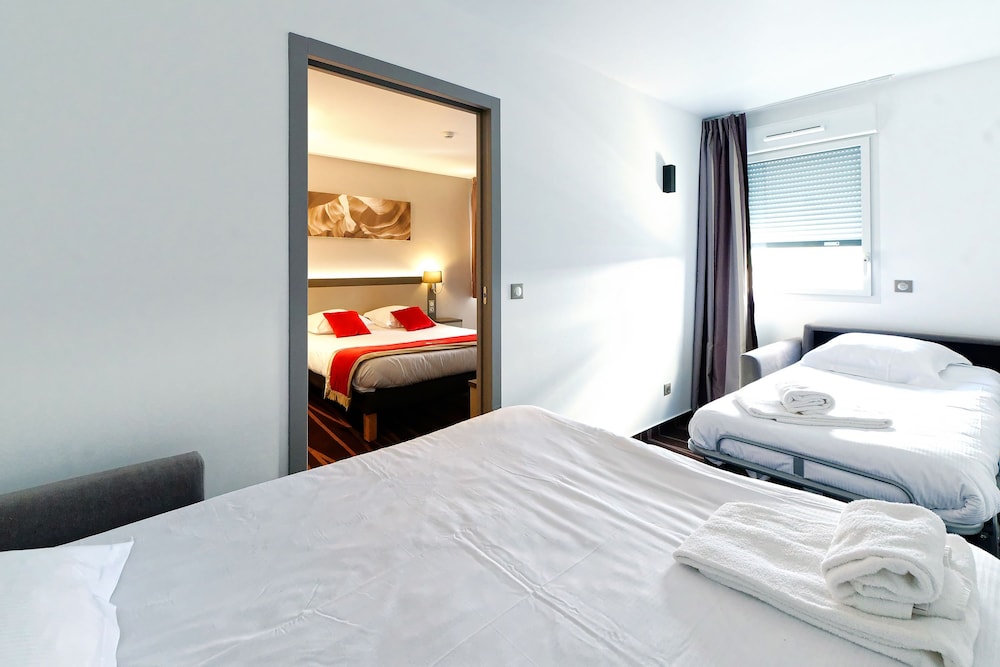 Room, Triple, Murphy Bed, Queen Bed