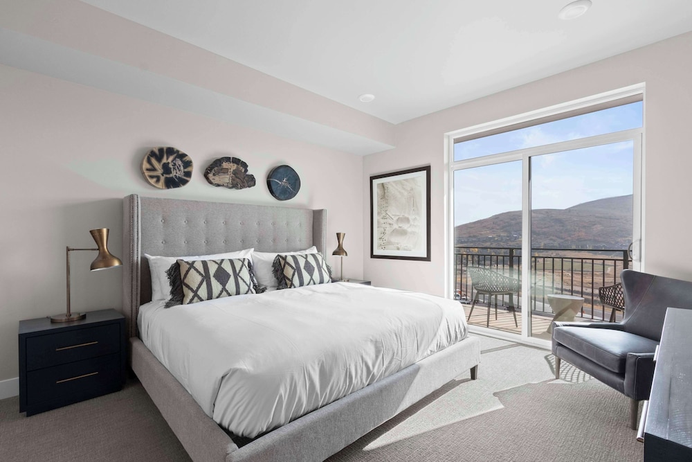 جناح بسرير كينج وسريرين كوين بإطلالة على الجبل بغرفتي نوم مع أريكة، Black Rock Mountain Resort 3/7