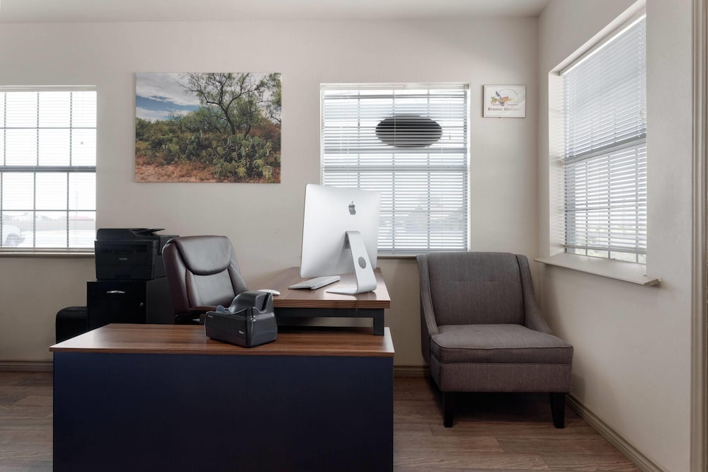 Eagle's Den Suites Andrews a Travelodge by Wyndham 27/55