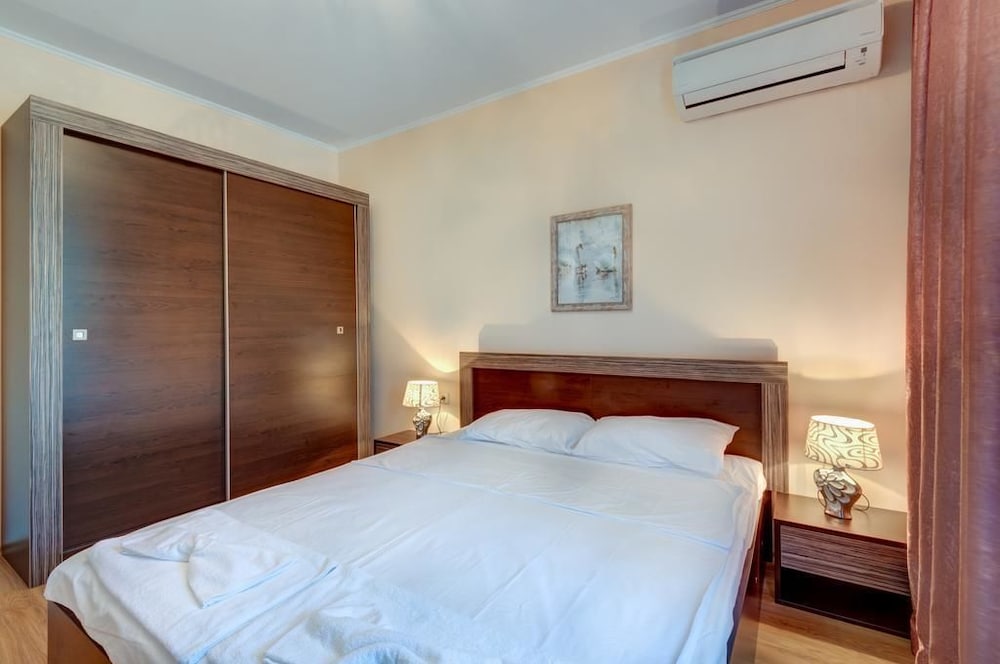 Venera and Anastasia Palace Apartments 29/75