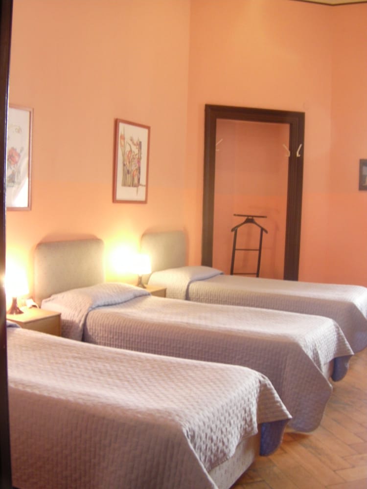 ROOM, TRIPLE, SHARED BATHROOM