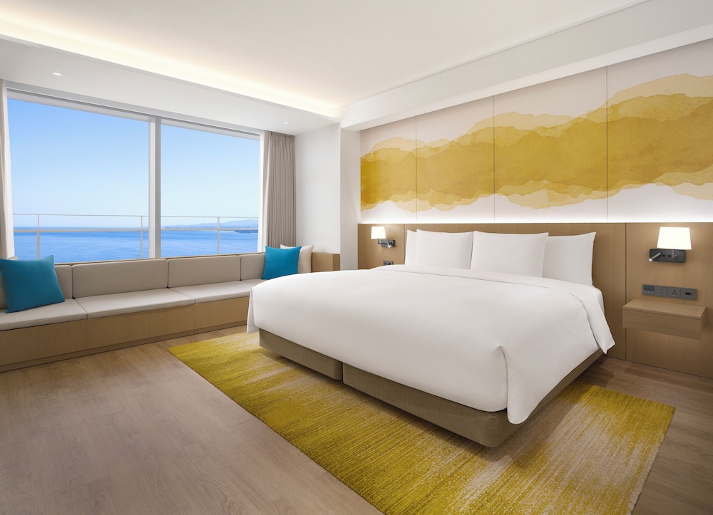 1 BEDROOM, SUITE, KING BED, PARTIAL SEA VIEW