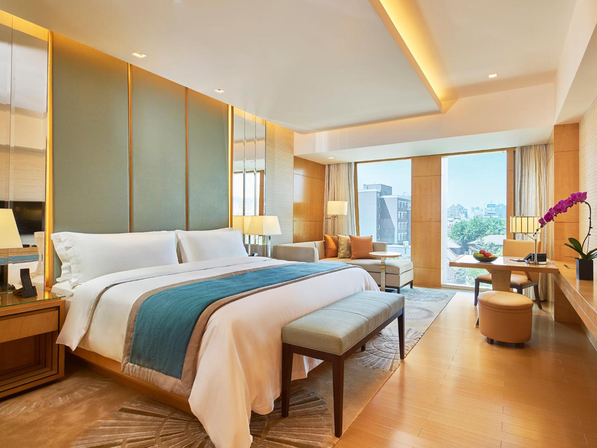 Pacific Club King Room