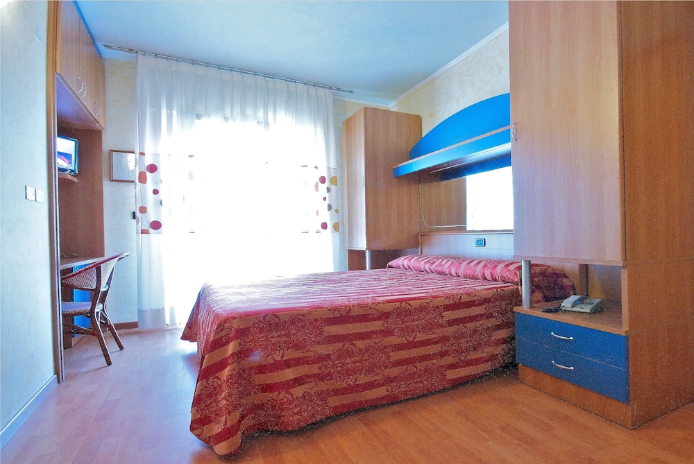ROOM, QUADRUPLE, BALCONY
