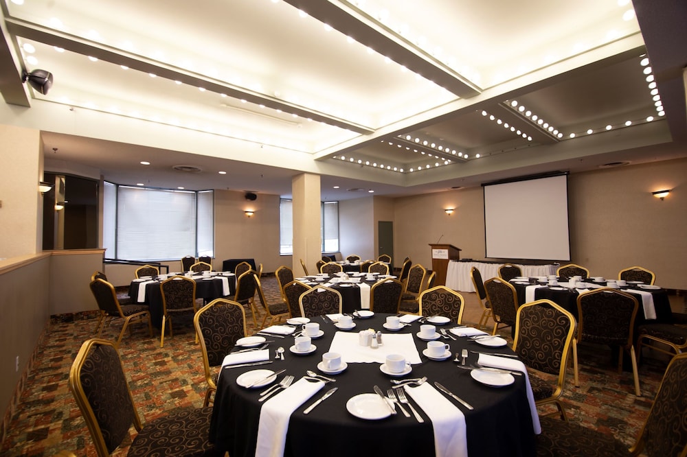 Prince Arthur Waterfront Hotel & Suites 40/43
