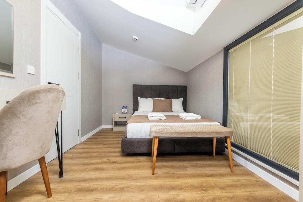 Luxury Life Suites 11/50