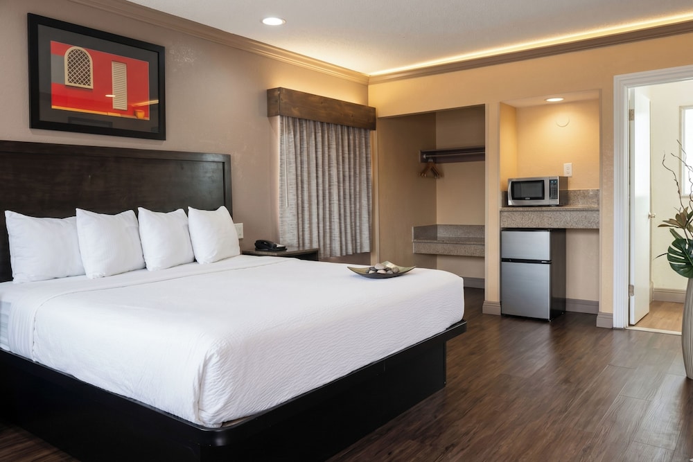 غرفة بسرير كينج، Om Park Inn and Suites El Cajon near San Diego 4/10