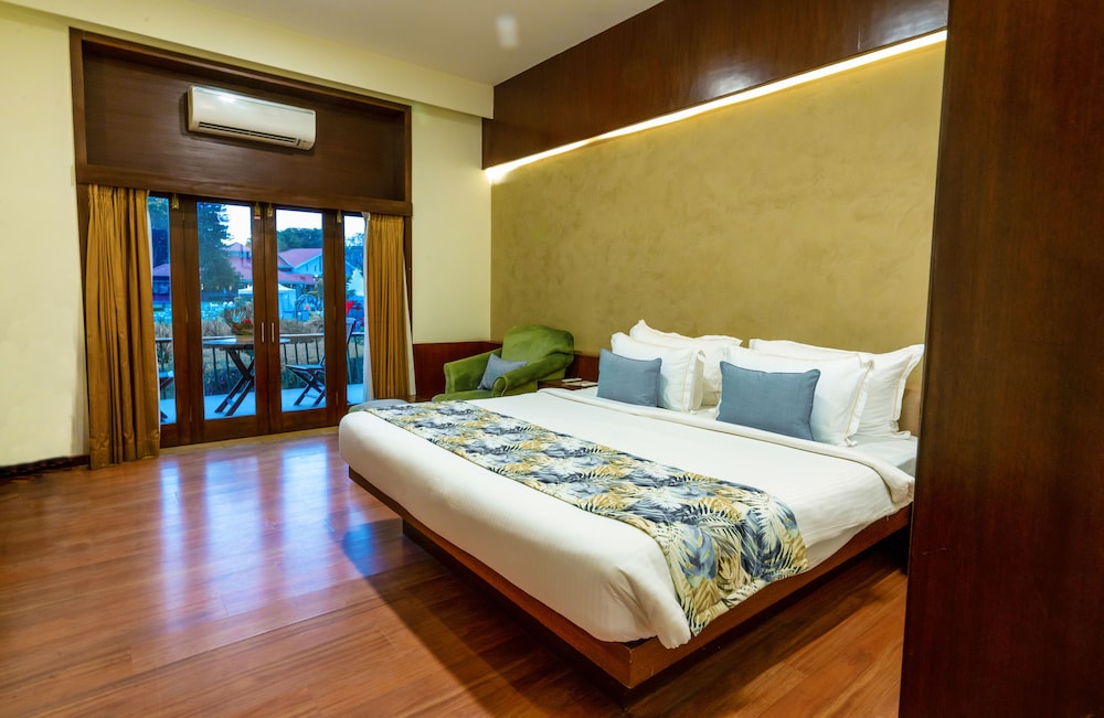 DELUXE, LAKE VIEW