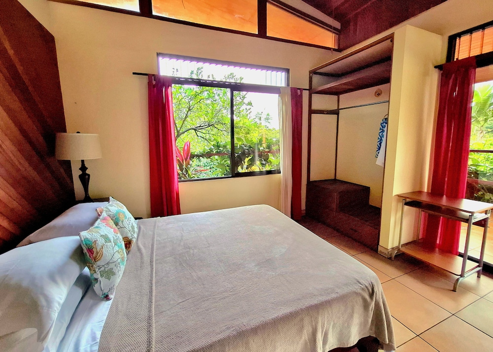 Deluxe, Queen Bed, Valley View