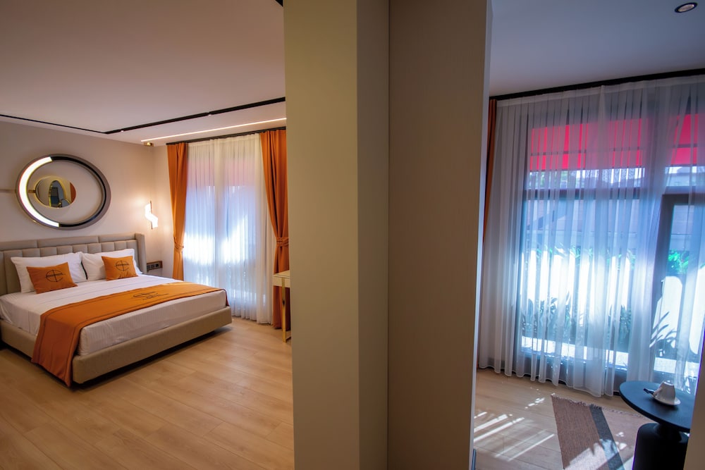 Elysian Airport Hotel & Restaurant 24/50
