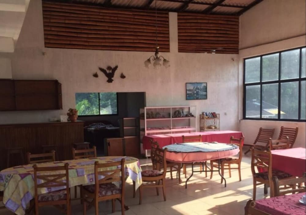 Majestic Tourist Hotel 36/49