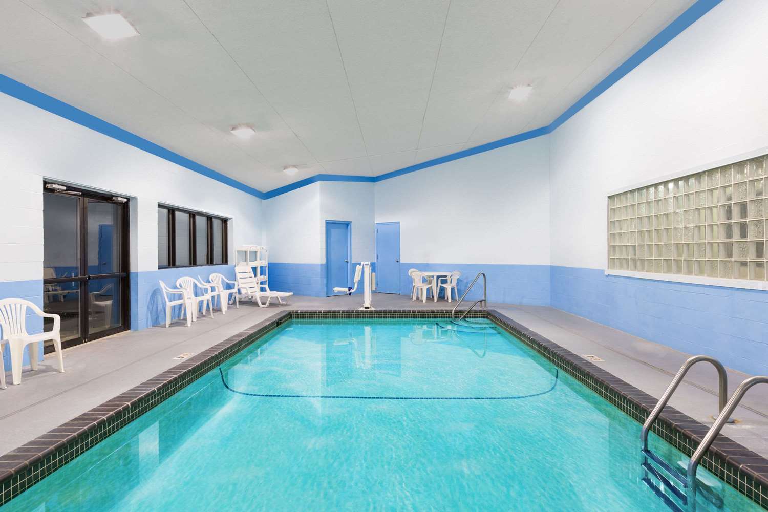 Days Inn & Suites By Wyndham Des Moines Airport 23/40
