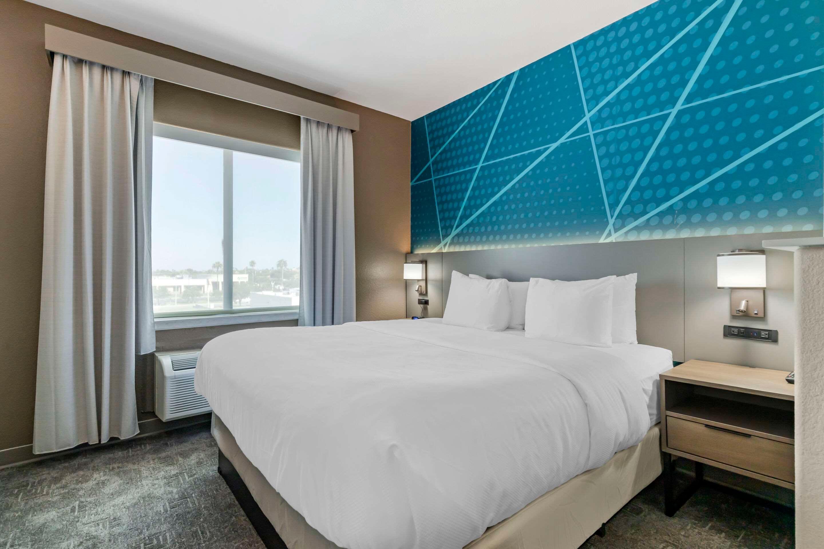 SUITE, KING BED