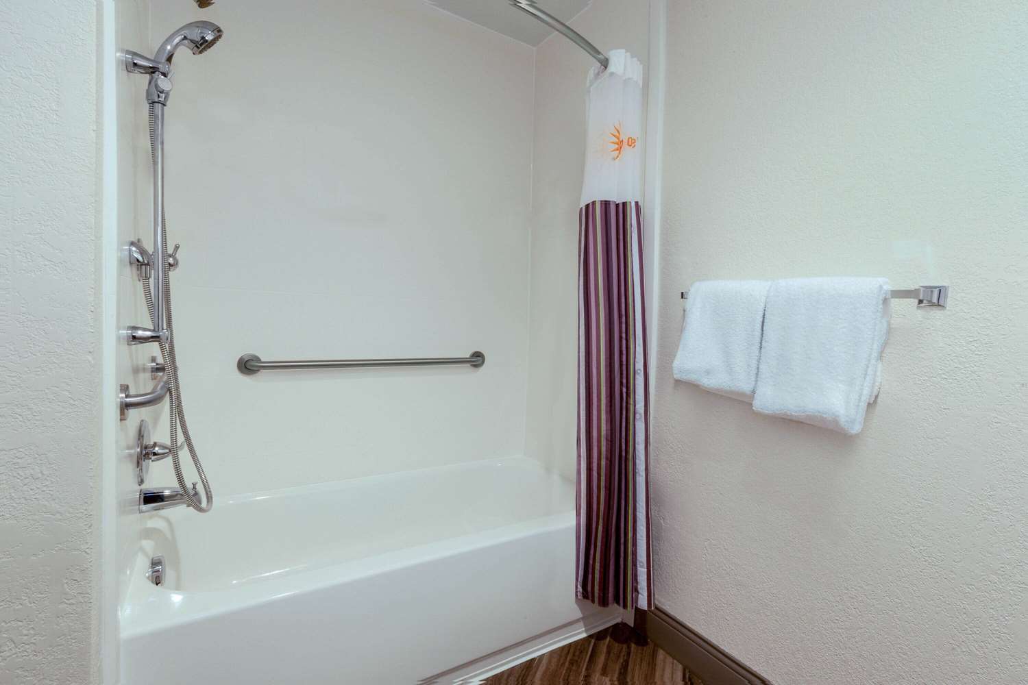 La Quinta Inn & Suites by Wyndham Detroit Utica 49/49