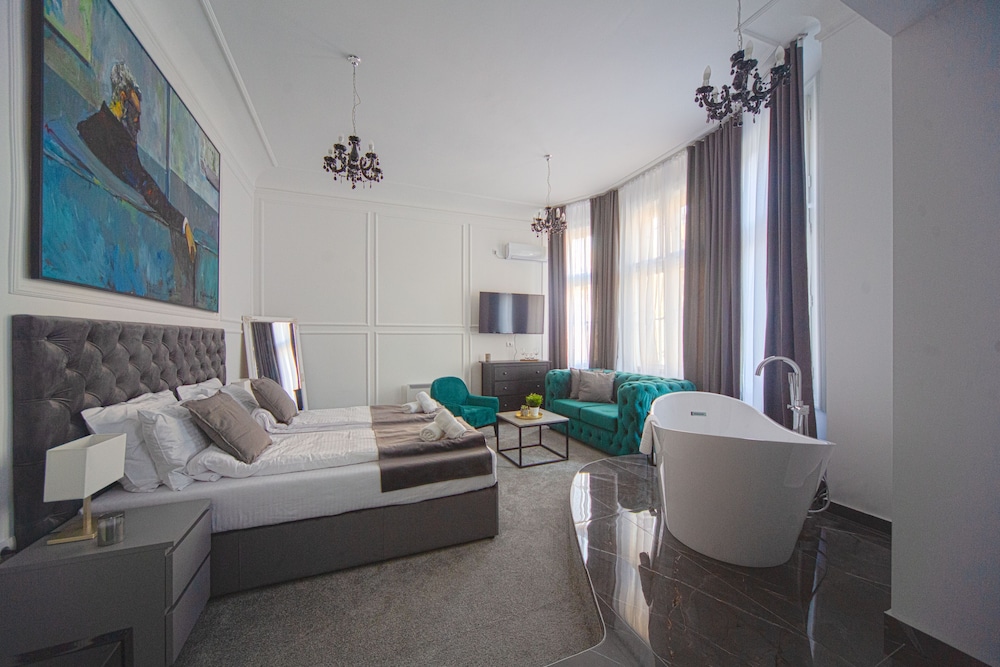 Kings Palace Suites 37/50
