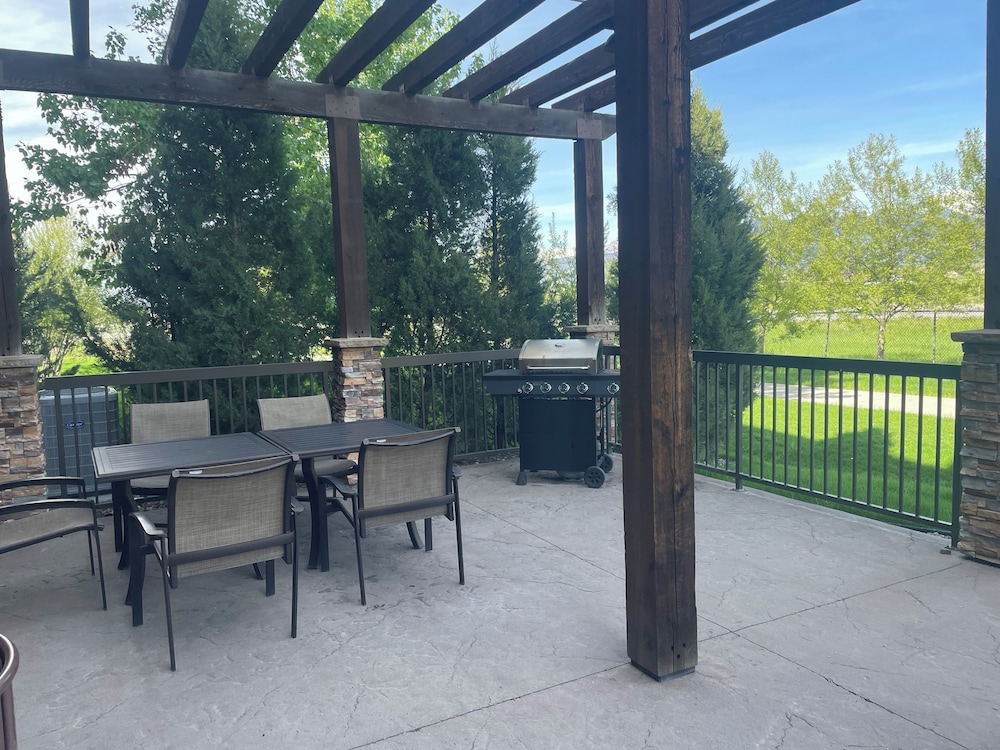 Country Inn & Suites by Radisson, Bozeman, MT 29/38