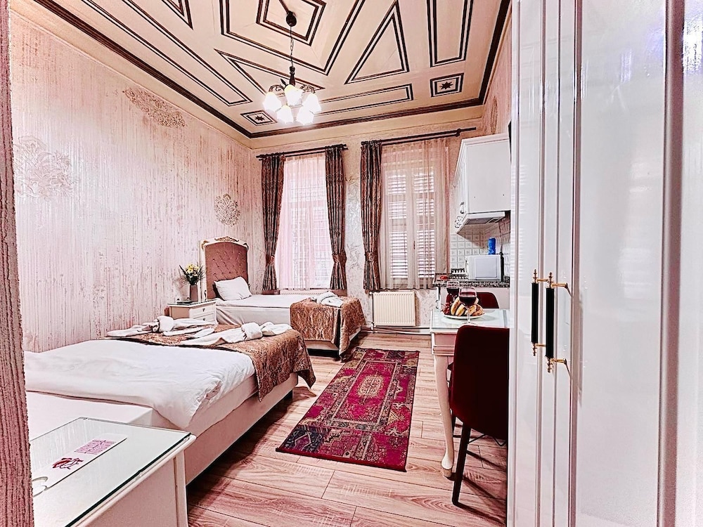 STUDIO, DELUXE, DOUBLE BED