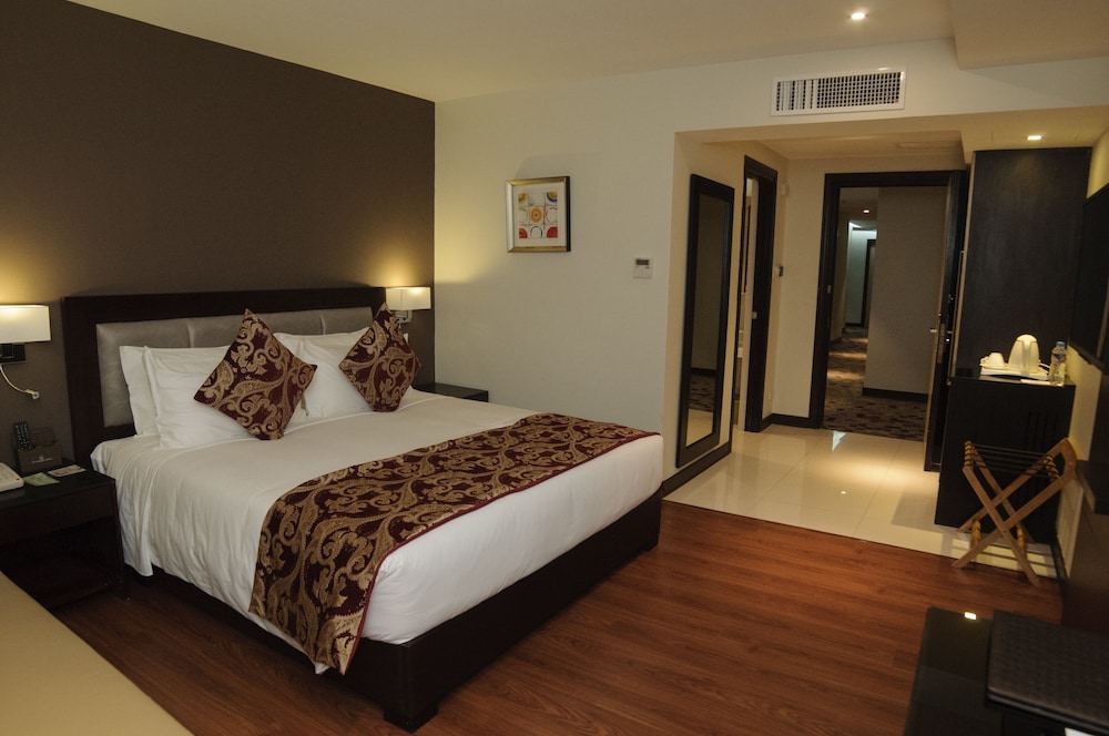 Brentwood Suites 8/38