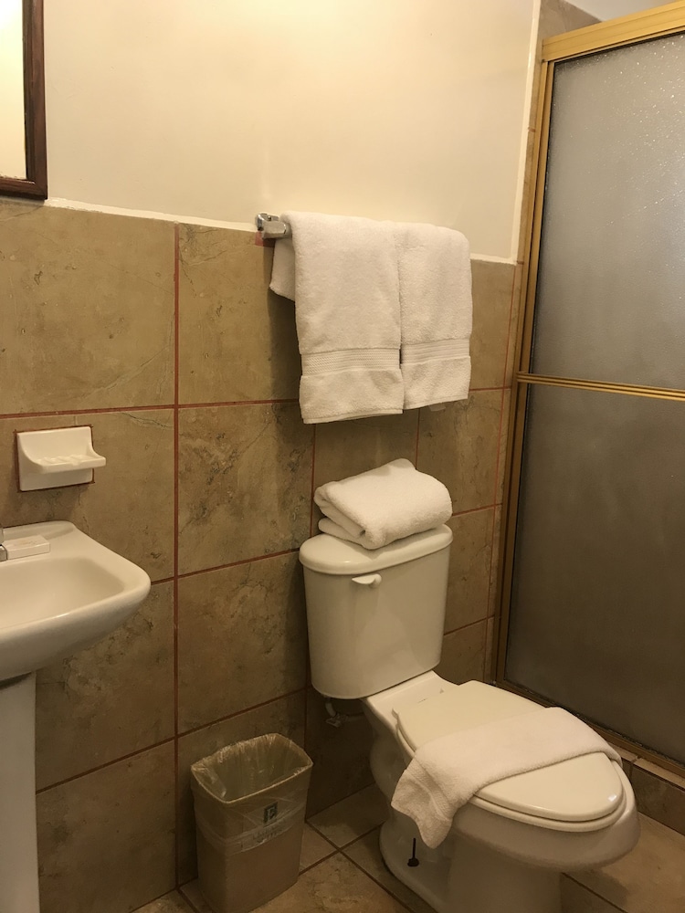 Hotel Guillen Jr 8/33