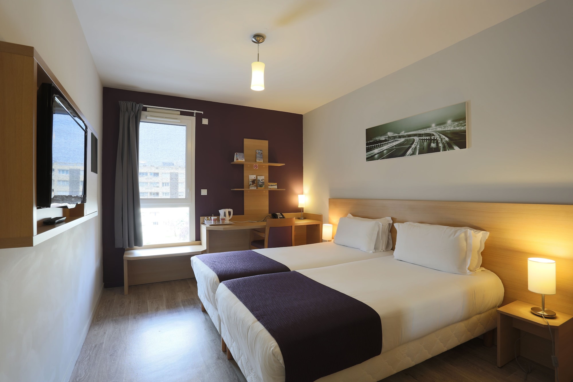 SUITE, TWIN BEDS
