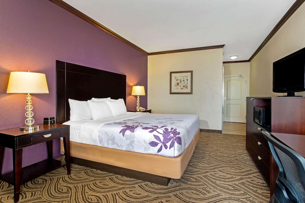 La Quinta Inn and Suites by Wyndham Ft. Worth - Burleson 17/53