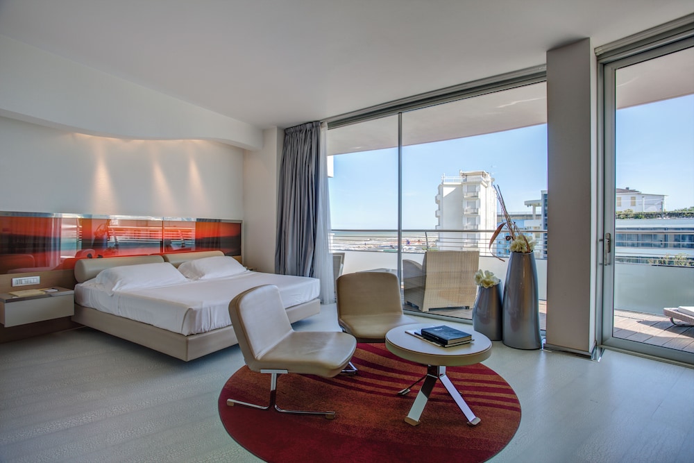 JUNIOR SUITE, 1 QUEEN AND 1 SINGLE BED