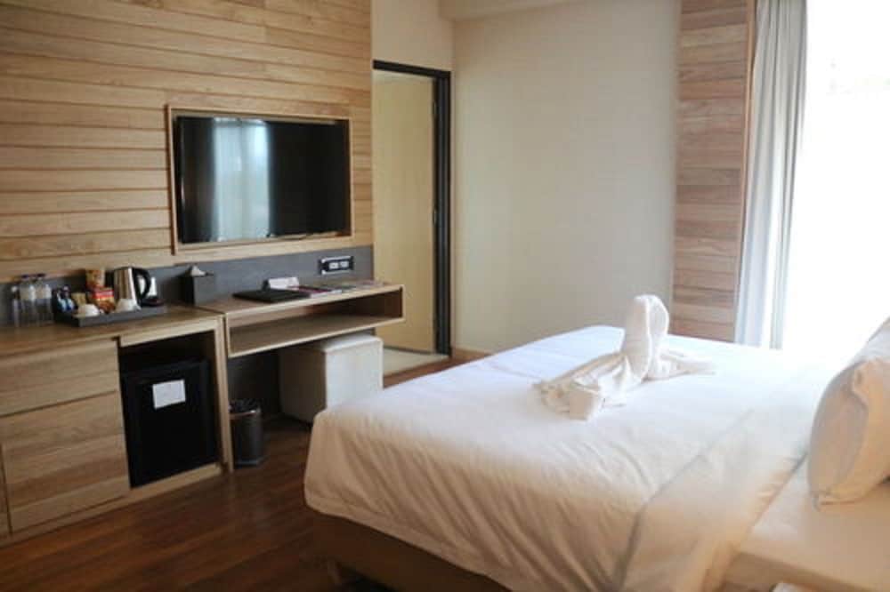 EXECUTIVE, LEISURE, KING BED, BATHTUB